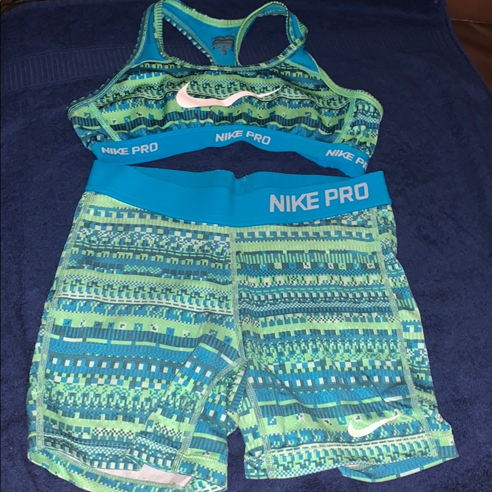 Set Nike pro shorts and bra